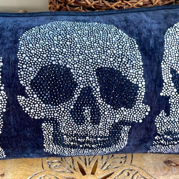 🎉HP🎉💀Gorgeous Skull Accent Pillow 💀Sparkling beaded design! NWT! - Picture 6 of 16